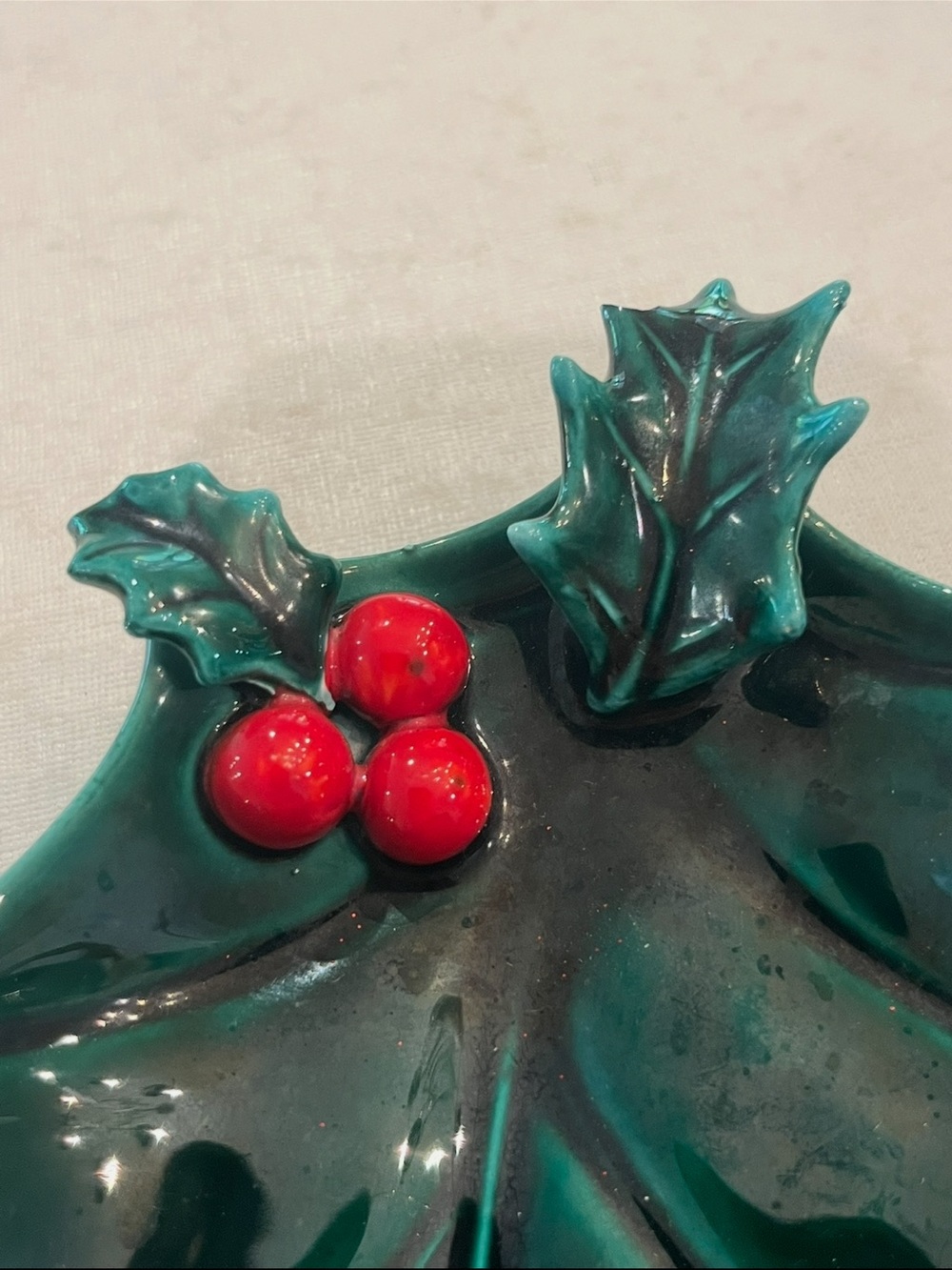 Vintage Lefton Holiday Holly Leaf Ceramic Dish in Dark Green with Red Berries. - Picture 3 of 10